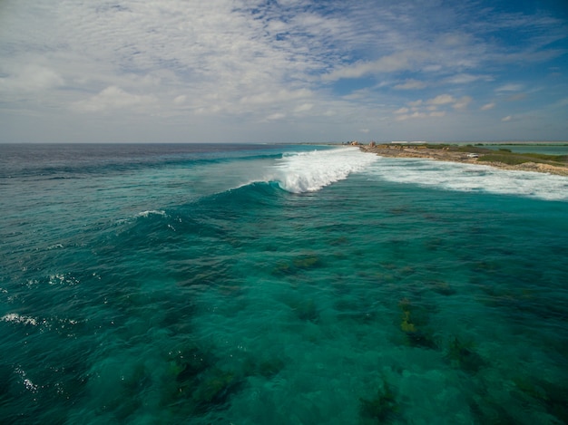 Free photo beautiful high angle scenery of the ocean after the hurricane in bonaire, caribbean