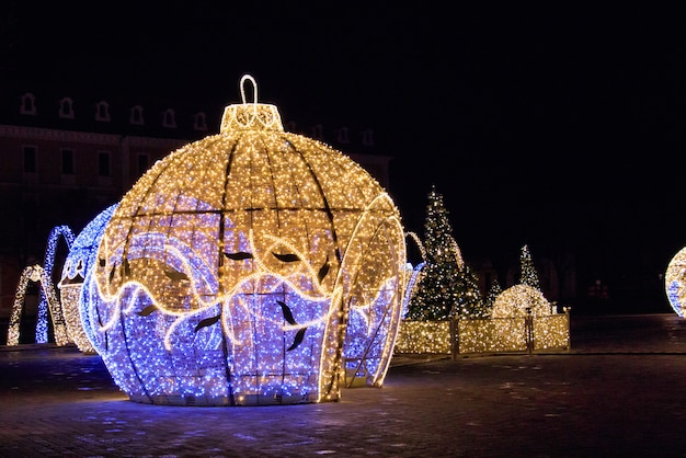 Free photo beautiful illuminated christmas sculptures in magdeburg, germany at night