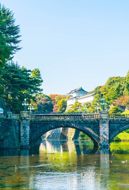 Free photo beautiful imperial palace building in tokyo