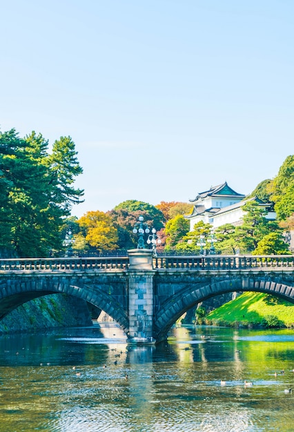 Free photo beautiful imperial palace building in tokyo