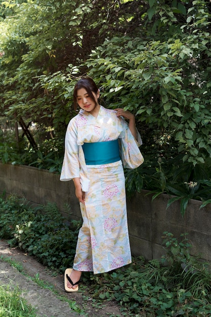 Free photo beautiful japanese woman wearing a traditional kimono