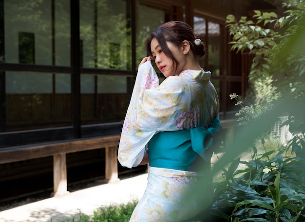 Free photo beautiful japanese woman wearing a traditional kimono