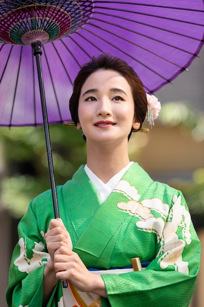 Free photo beautiful japanese woman with a purple umbrella