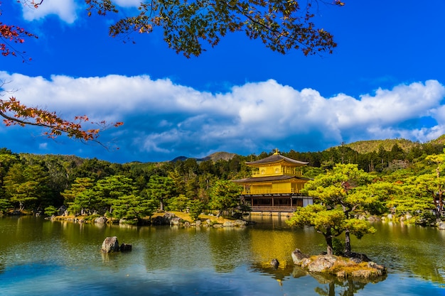 Free photo beautiful kinkakuji temple with golden pavillion in kyoto japan