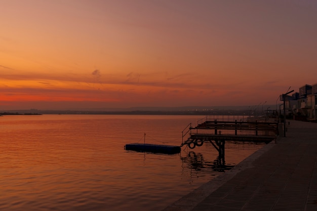 Free photo beautiful lake landscape at sunset