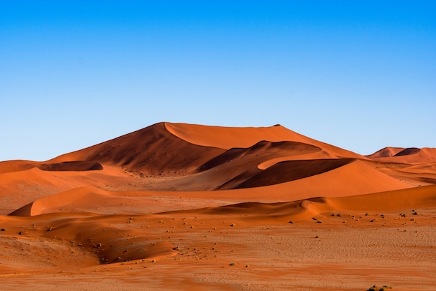 Free photo beautiful landscape of orange sand dune orange sand at namib desert in namib-naukluft national park sossusvlei in namibia.