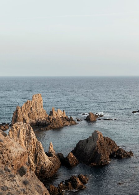 Free photo beautiful landscape with sea and rocks