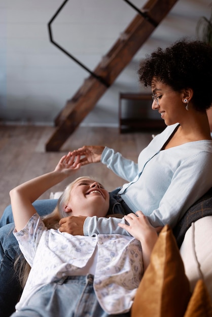 Free photo beautiful lesbian couple being affectionate at home