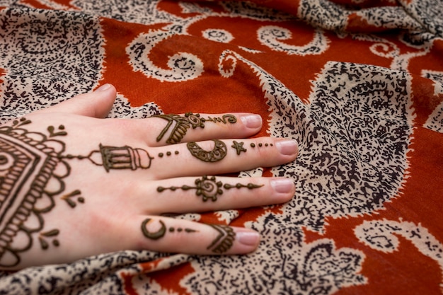 Free photo beautiful mehndi tattoo on woman hand