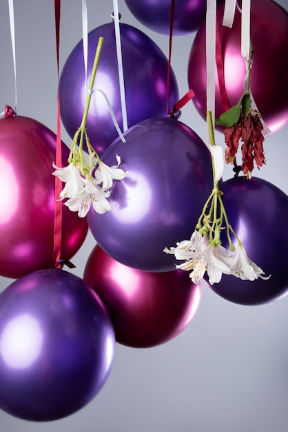 Free photo beautiful metallic balloons with flowers