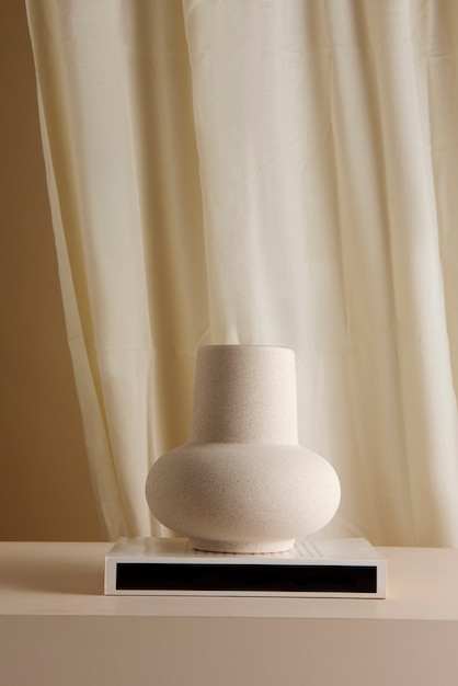 Free photo beautiful minimalist vase and curtain