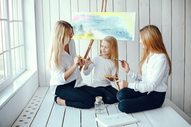 Free photo beautiful mom and daughter are drawing