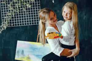 Free photo beautiful mom and daughter are drawing