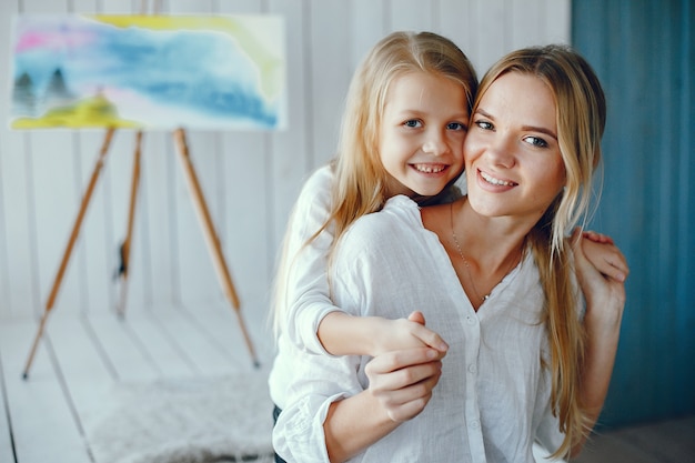 Free photo beautiful mom and daughter are drawing