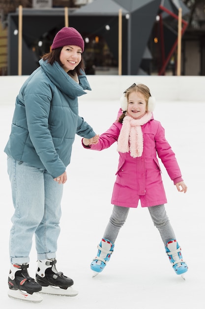 Free photo beautiful mother and daughter posing outdoors