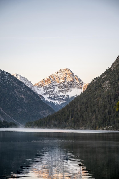 Free photo beautiful mountainous landscape in austria