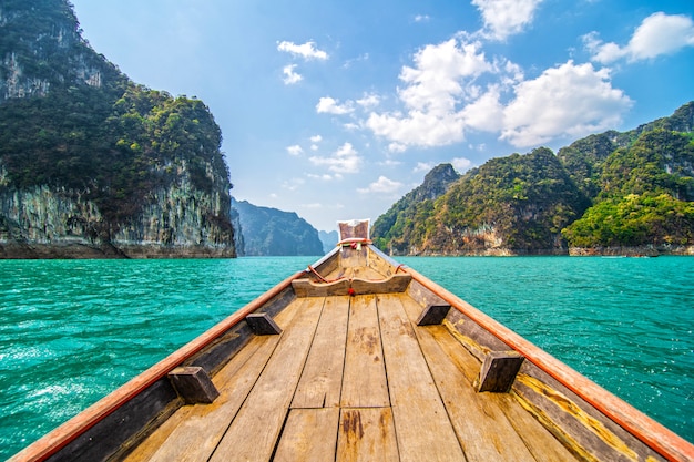 Free photo beautiful mountains in ratchaprapha dam at khao sok national park, surat thani province, thailand