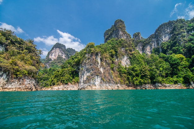 Free photo beautiful mountains in ratchaprapha dam at khao sok national park, surat thani province, thailand