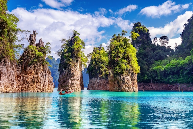 Free photo beautiful mountains in ratchaprapha dam at khao sok national park, surat thani province, thailand.