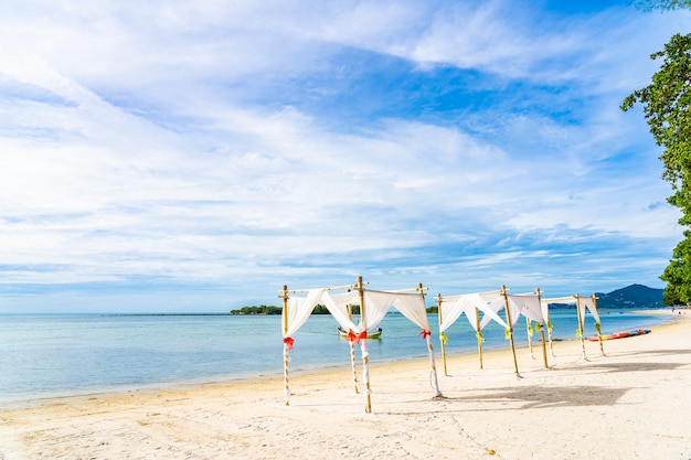 Free photo beautiful outdoor tropical beach sea ocean with umbrella chair and lounge deck