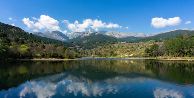 Free Photo beautiful panoramic shot of a lake with mountains and trees on the background