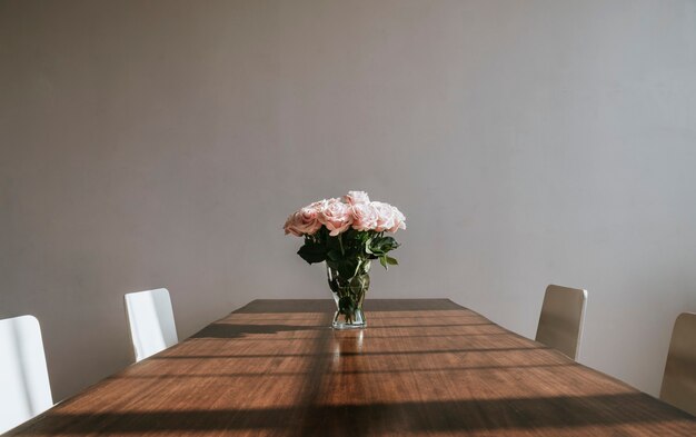 Free Photo beautiful pink roses in a vase on a table