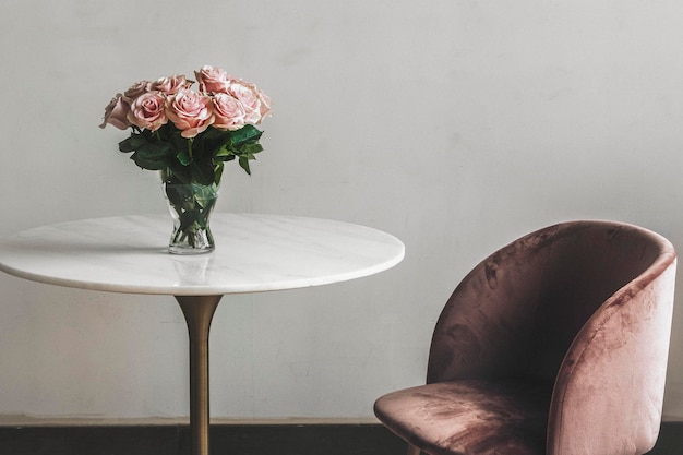 Free photo beautiful pink roses in a vase on a table