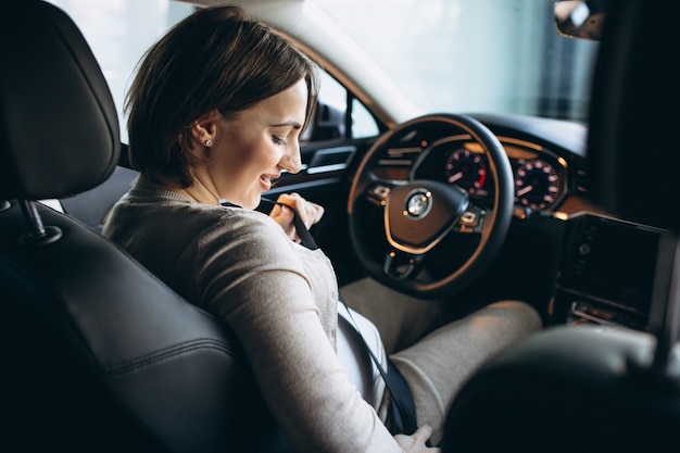 Free photo beautiful pregnant woman driving in car