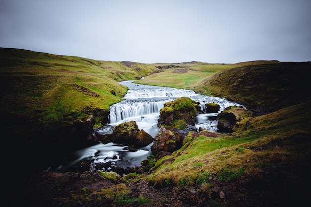 Free photo a beautiful river with a strong current in skógafoss, iceland