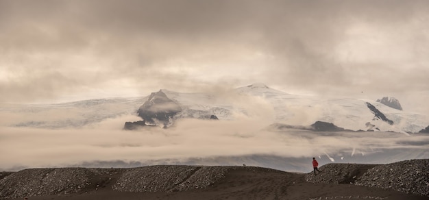 Free Photo beautiful scenery of the glaciers of iceland under beautiful white fluffy clouds