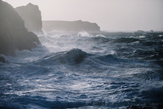 Free photo beautiful scenery of sea waves crashing over rock formations