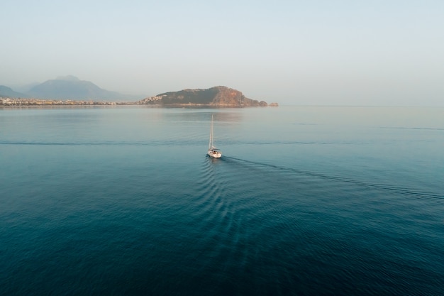 Free photo beautiful sea landscape, sailboat sailing