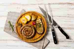 Free photo beautiful serving of garnished grilled spiral sausages