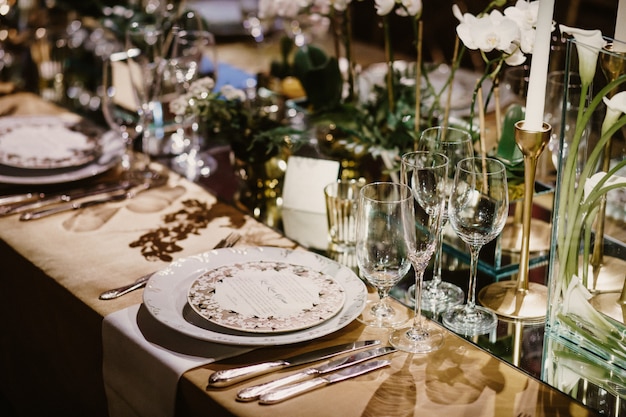 Free photo beautiful set of goblets, plates and cutlery