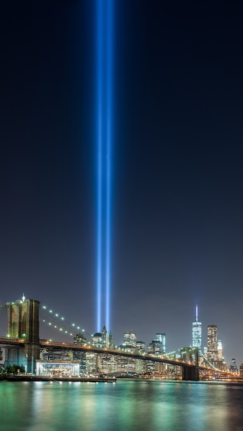 Free photo beautiful shot of brooklyn bridge park of new york city in usa with a blue ray of light in the sky