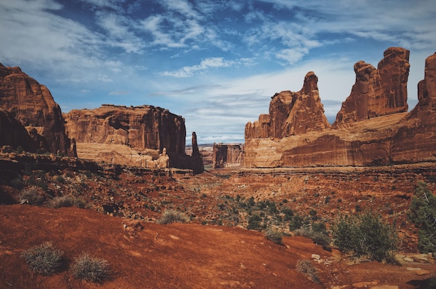 Free photo beautiful shot of desert mountain in arches national park on a sunny day