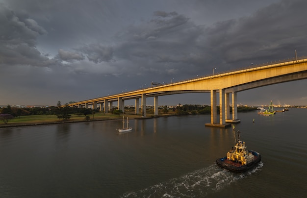 Free photo beautiful shot of the historic brisbane gateway bridge during gloomy weather