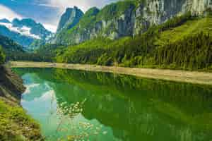 Free photo beautiful shot of the lake gosausee surrounded by the  austrian alps on a bright day