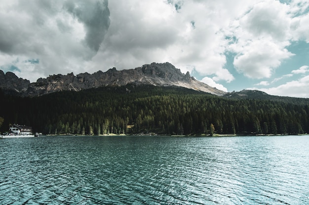 Free photo beautiful shot of a lake with mountains in the background