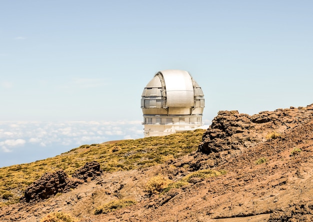 Free photo beautiful shot of a modern architectural observatory building of canary islands in spain