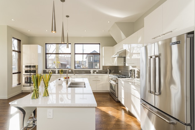 Free photo beautiful shot of a modern house kitchen