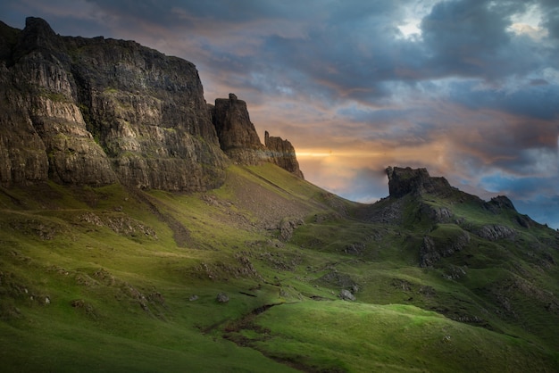 Free photo beautiful shot of the mountain in quiraing, isle of skye  in united kingdom