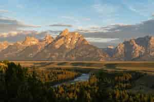 Free photo beautiful shot of mountains and jenny lake in grand teton national park in wyoming usa