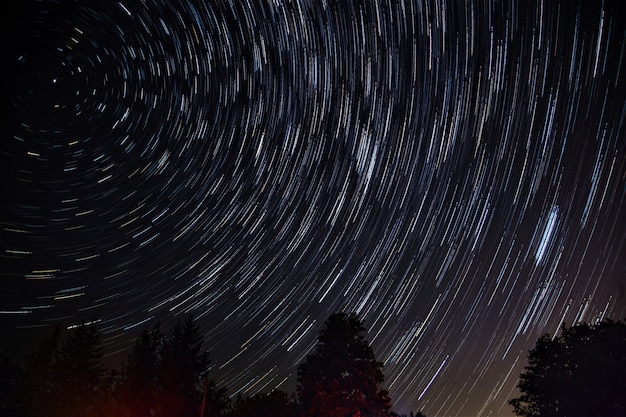 Free photo beautiful shot of the night sky with breathtaking spinning stars