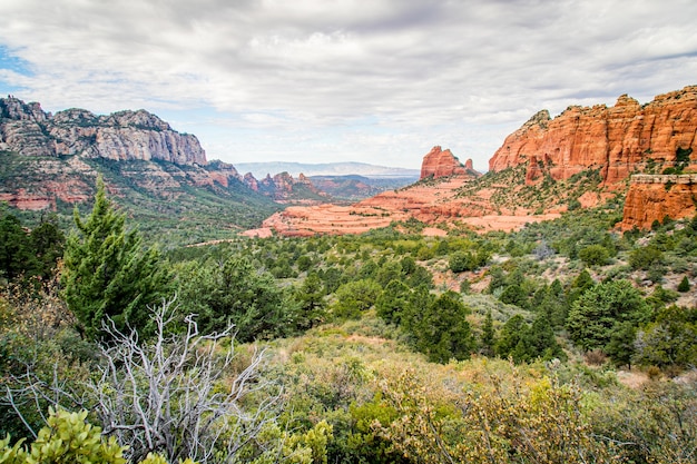 Free Photo beautiful shot o the sedona, arizona under a cloudy sky