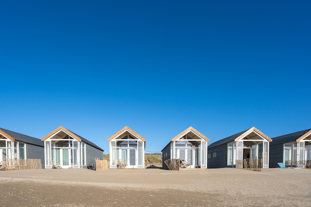 Free photo beautiful shot of resting cabins on a sand beach