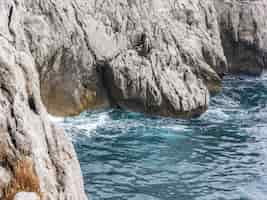 Free photo beautiful shot of rock formations near the sea