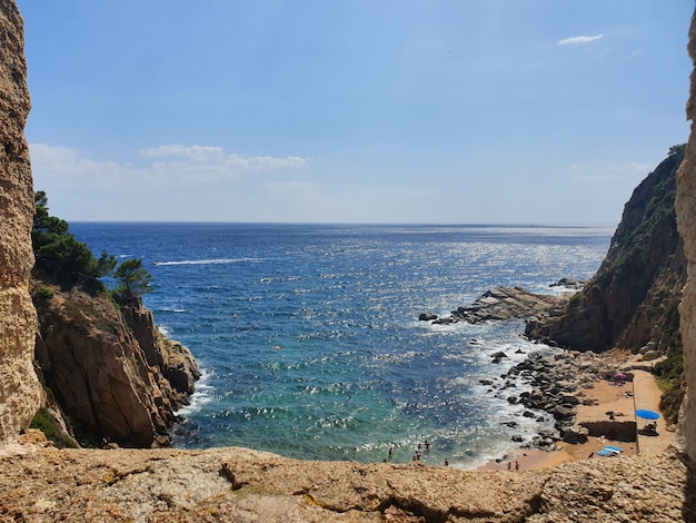 Free Photo beautiful shot of the sea near cliffs with a blue sky in the background at daytime