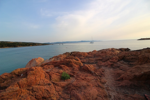 Free photo beautiful shot of the sea surrounded by a lot of rock formations on a sunny day