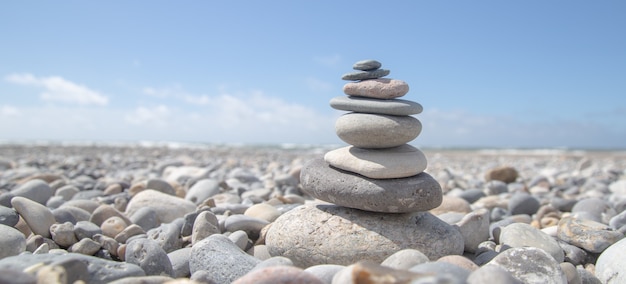 Free photo beautiful shot of a stack of rocks on the beach